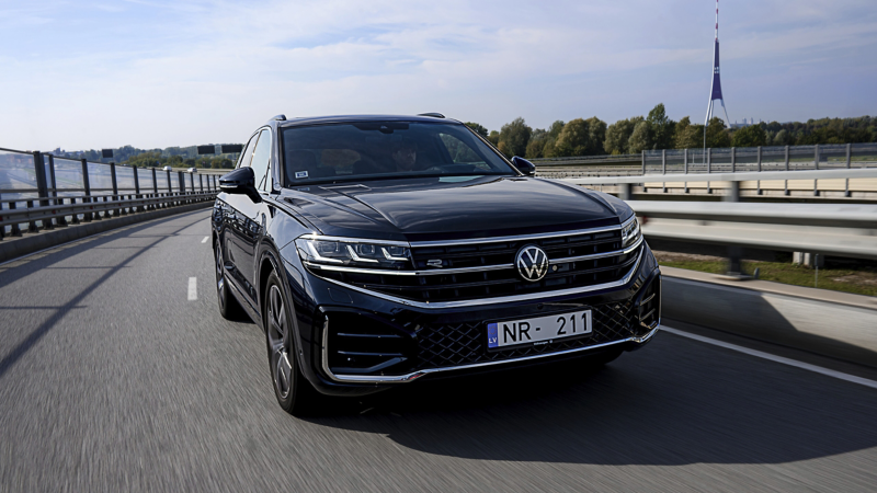 View of the background lighting with illuminated decorative trims in the VW Touareg Elegance.