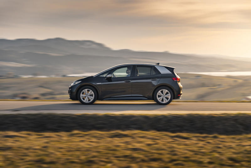 Volkswagen jedzie drogą na tle górskiego krajobrazu.