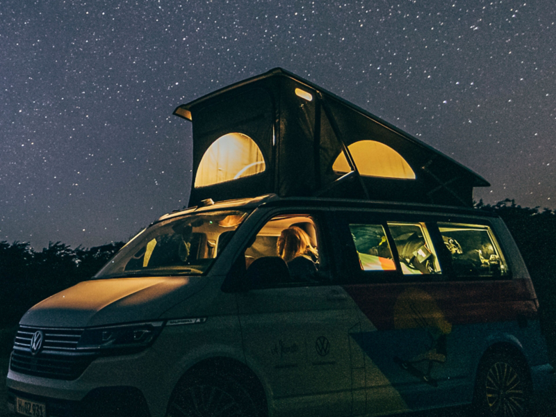 California 6.1 VW toit ouvert de nuit
