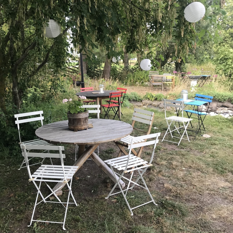 Trädgårdsservering hos Café Maffen