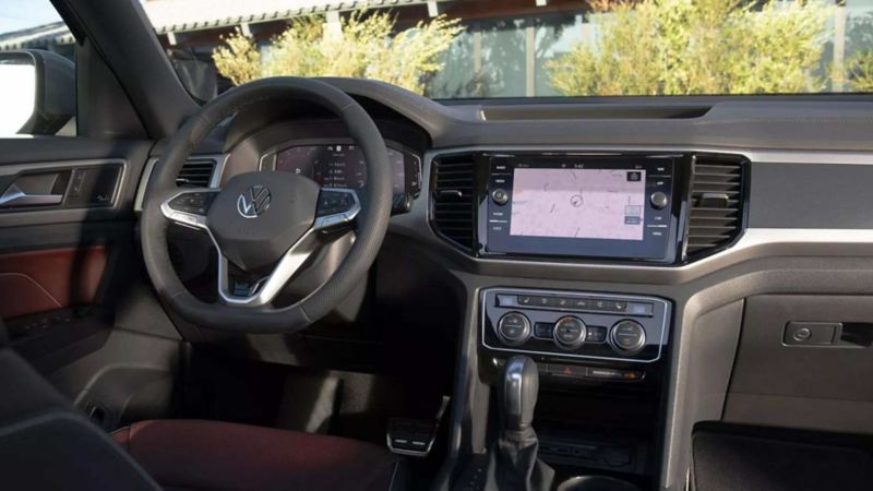 Imagen del interior de una SUV Volkswagen con sistema de transmisión Tiptronic