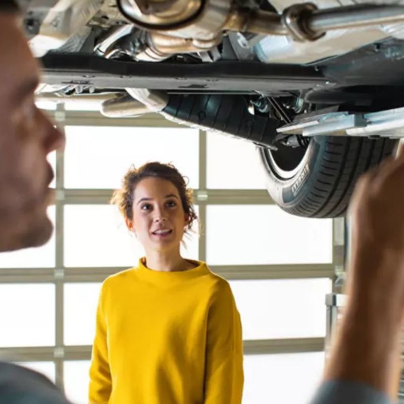 A woman is watching a car maintenance, link to "maintenance compare" page