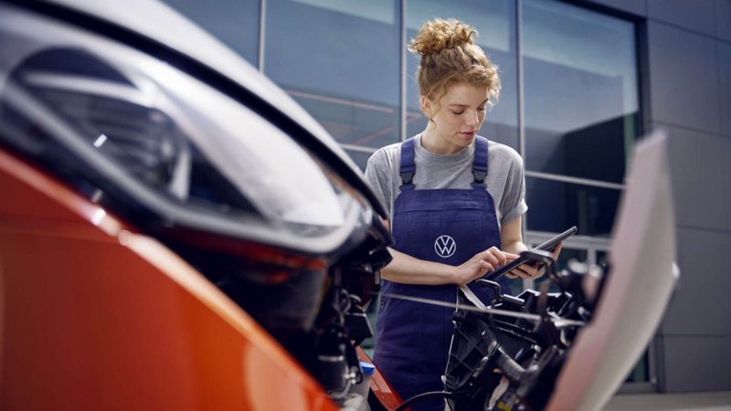 Une technicienne Volkswagen procède à la maintenance d'un ID. Buzz.