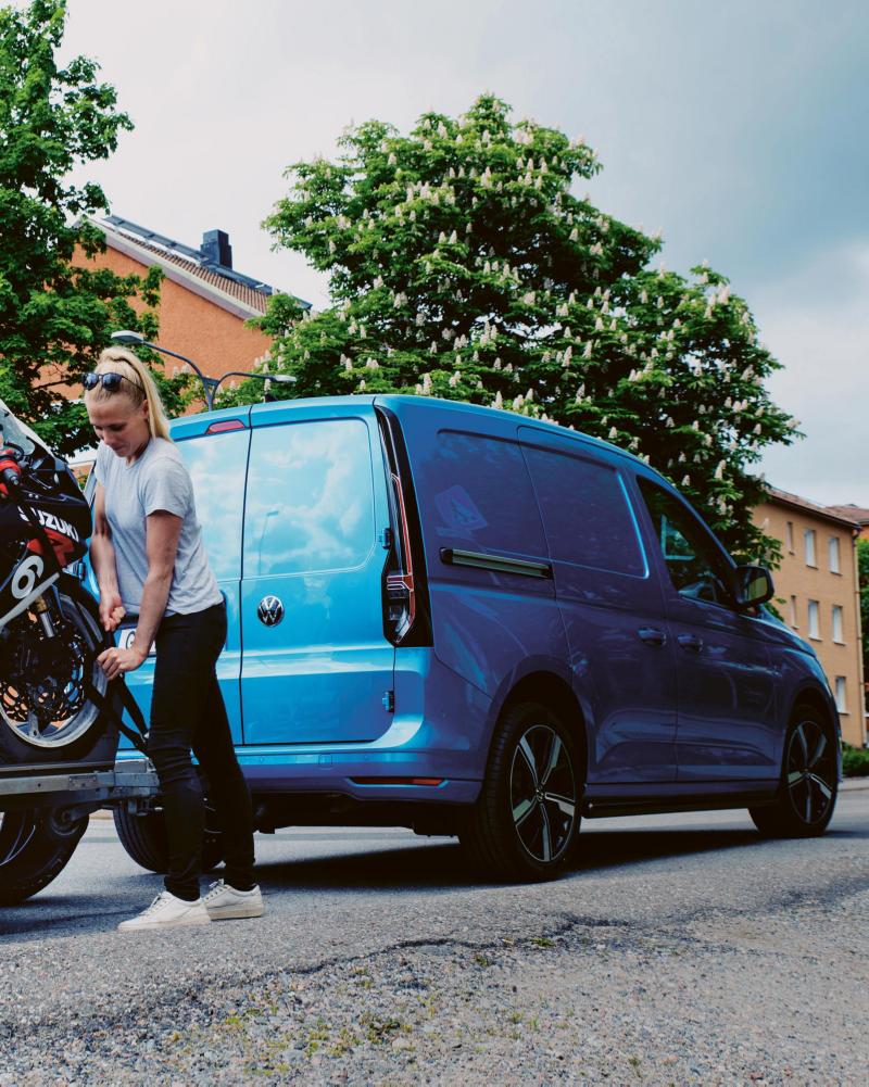 Roadracingstjärnan Malin Kullberg lastar biken på en Caddy Cargo