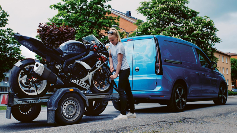Roadracingstjärnan Malin Kullberg lastar biken på en Caddy Cargo