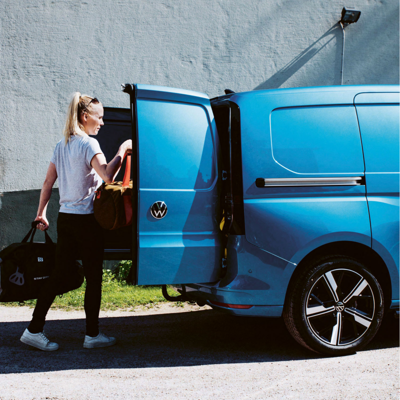 Malin Kullberg lastar Caddy Cargo