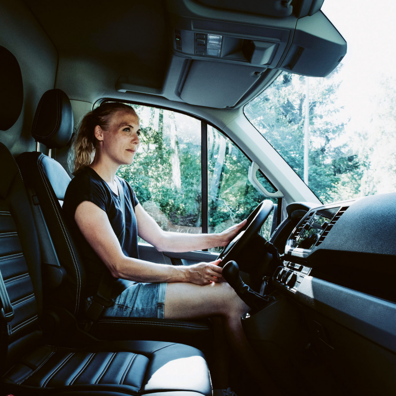 Malin Kullberg bakom ratten i en VW Crafter