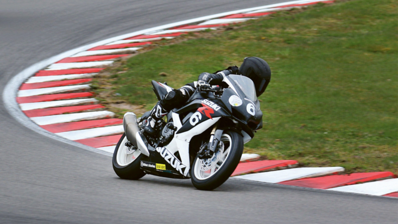 Roadracingstjärnan Malin Kullberg på banan