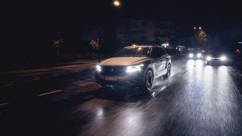 Une VW sous la pluie de nuit