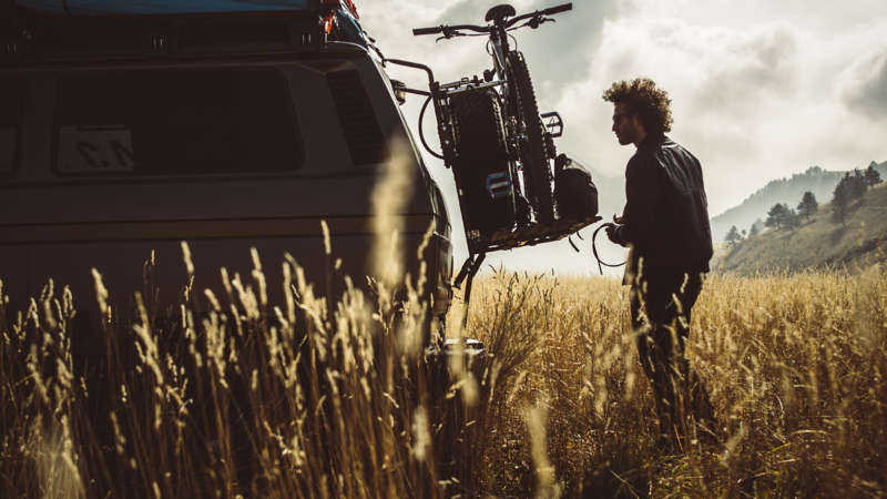 Rob Heran an seinem T3 auf einem Kornfeld.