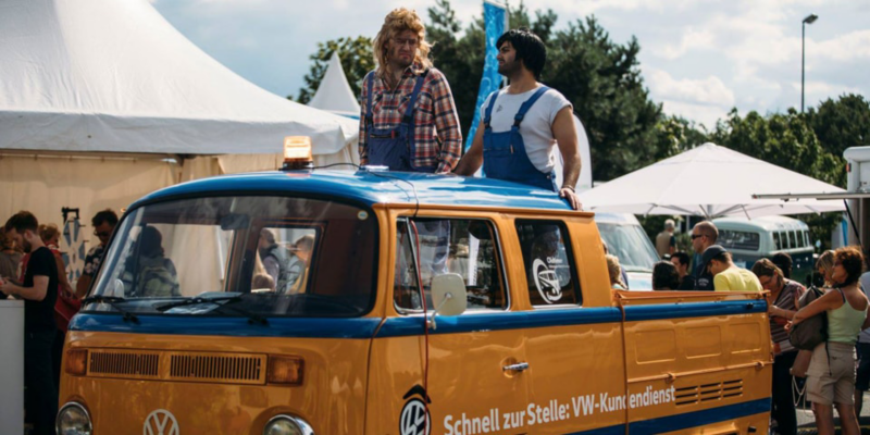 Gæster på Bulli Summer Festival 2017 med deres ombyggede folkevognsrugbrød.