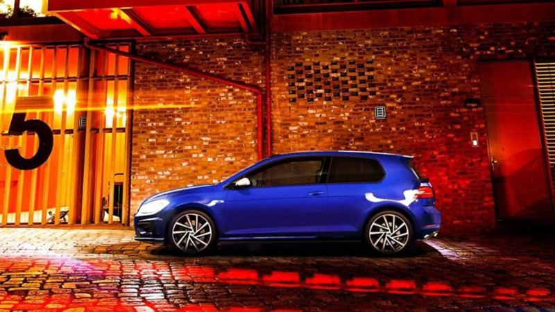 Conductor de carro Volkswagen siguiendo los mejores tips para conducir de noche