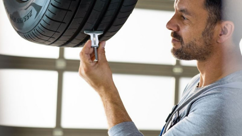 Mantenimiento de Volkswagen a autos durante COVID-19 - Técnico dando servicio a llantas de automóvil VW