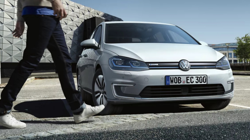 e-Golf de Volkswagen en color plateado, parte de la gama de autos eléctricos VW