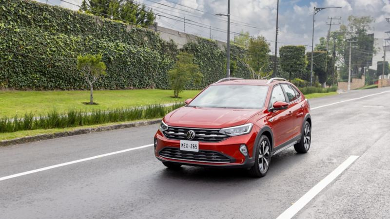 Camioneta de Volkswagen circula sobre avenida con jardineras. 