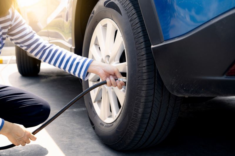 persona inflando las ruedas de un coche