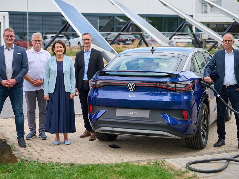 Team stood by VW electric car being charged