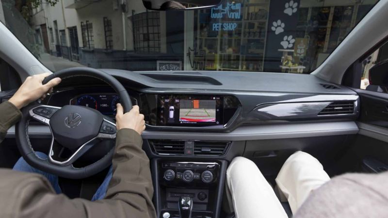 Pareja en el interior de un auto Volkswagen.