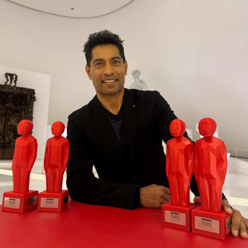 Directivo de Volkswagen posa con los 4 premios otorgados por la revista Automóvil Panamericano.