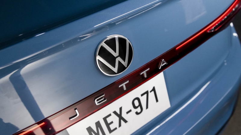 Logo VW en la cajuela de Volkswagen Jetta 2025, edición Sportline en color azul. 