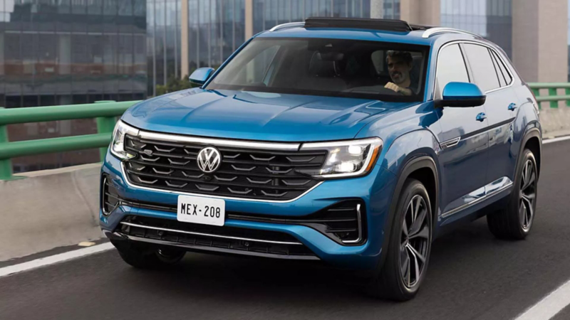 Camioneta SUV de 4 cilindros de Volkswagen en color exterior azul circula sobre una autopista urbana.