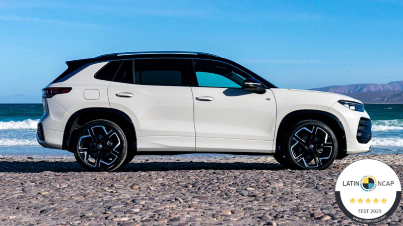 Camioneta SUV blanca Tiguan 2026 cerca del mar. Logo Latin NCAP con 5 estrellas. 