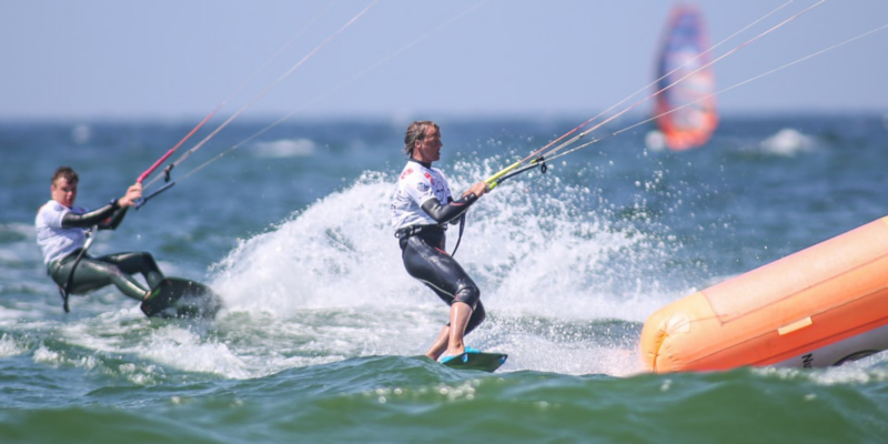To kitesurfere på vandet.