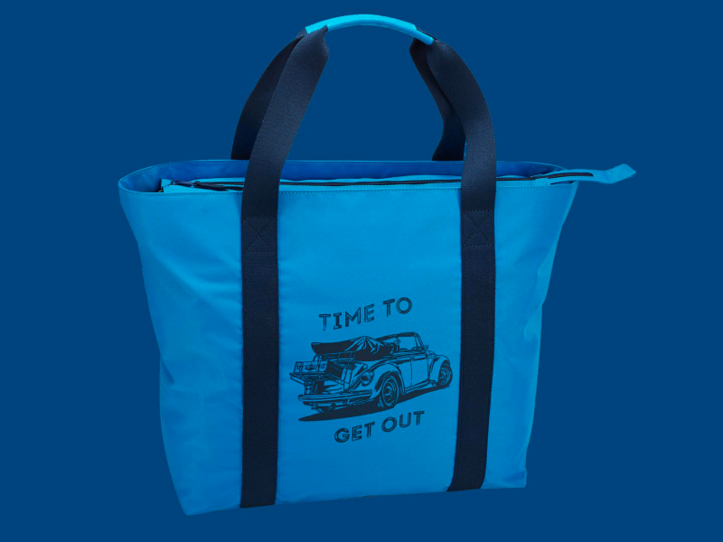 Borsa da spiaggia blu della collezione Heritage di Volkswagen, con il disegno di un Maggiolino e la scritta "Time to get out".