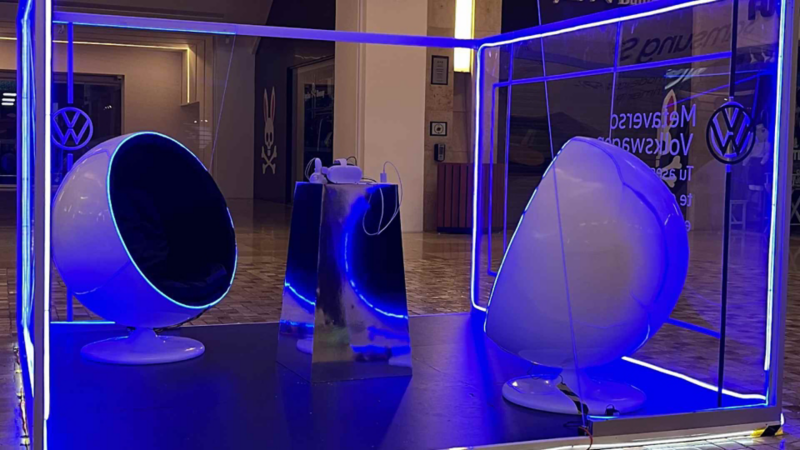 Cabina de Metaverso Volkswagen en el interior de Plaza Angelópolis de Puebla.