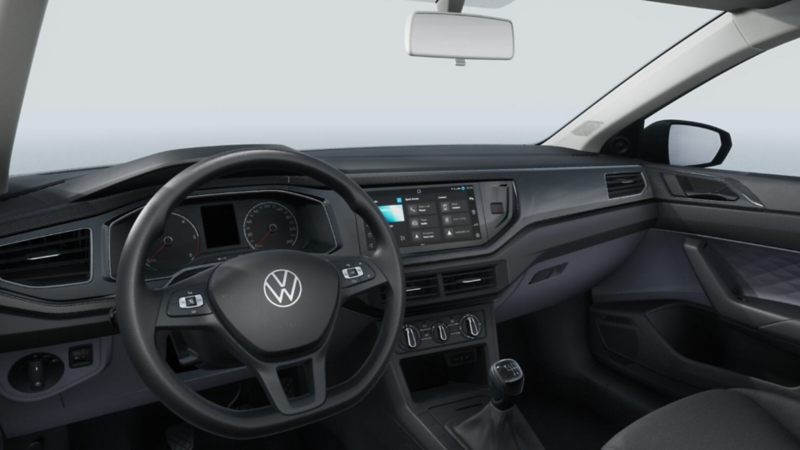Interior de un auto Volkswagen, con vista a volante, pantalla y panel central.
