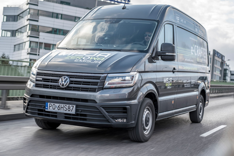 VW e-Crafter jedzie po ulicy.
