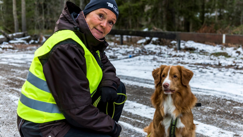 Carina Franzén och tollaren Rex, som är en av få Missing People-certifierade sökhundar.