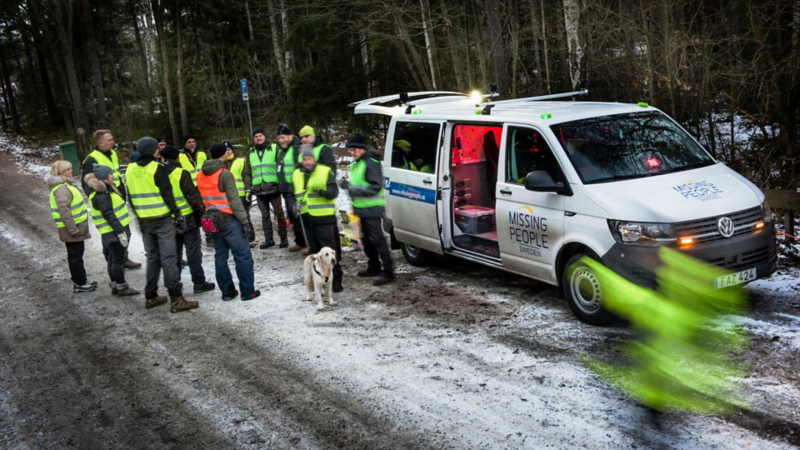 Missing Peoples sökinsatser engagerar. Här är det samling före första sök.