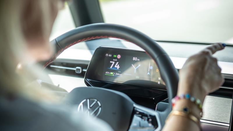 Gros plan sur le cockpit d’un VW ID. Buzz, dont l’écran numérique affiche la vitesse et l’autonomie.