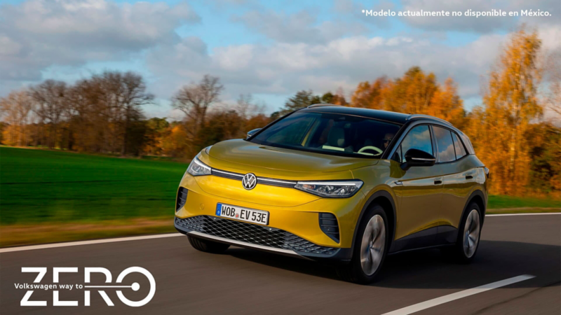 Imagen de SUV eléctrico Volkswagen siendo manejada en una carretera de Europa.