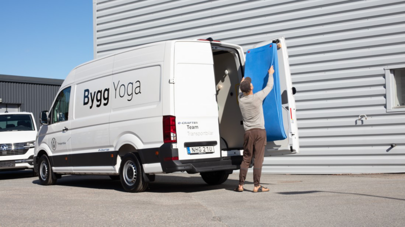 Person som packar sin e-Crafter med yogatillbehör