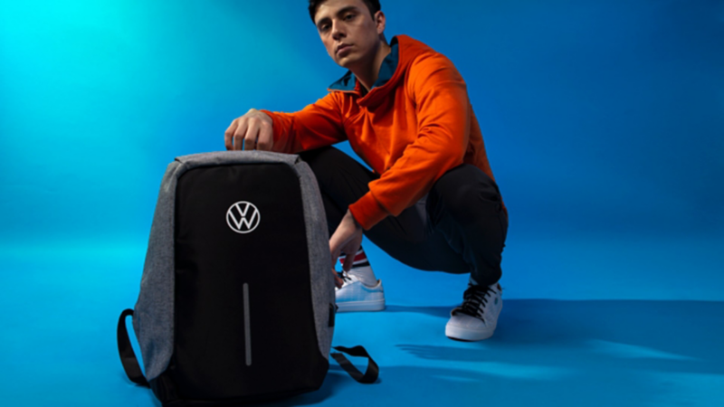 Mochila VW con diseño elegante y deportivo con Power Bank para cargar tu celular