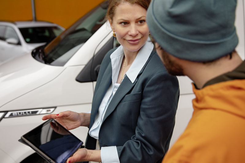 femme en train de conseiller un homme sur le véhicule VW 