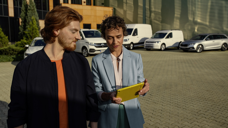 Två personer på besök hos en Volkswagen-återförsäljare.