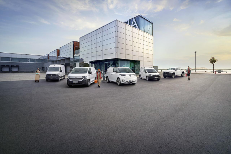 Przedsiębiorcy przed samochodami dostawczymi Volkswagen