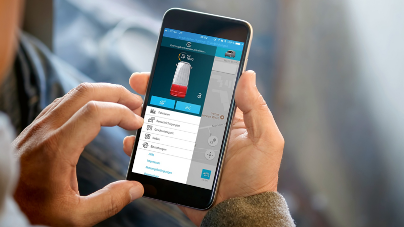 Un homme utilise l’application We Connect et le service «Portières et éclairage» pour vérifier si son véhicule est verrouillé et si les feux ne sont pas allumés.