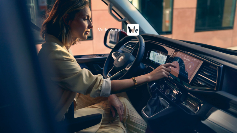 Una donna collega lo smartphone a una porta USB sul cruscotto.
