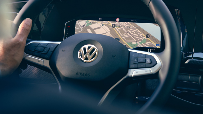 Närbild på ratten i en Volkswagen transportbil
