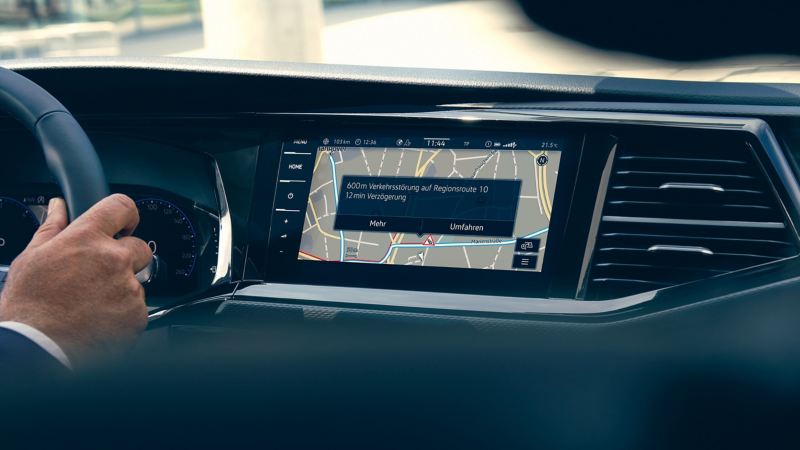 Un display di un veicolo Volkswagen mostra le informazioni in tempo reale.