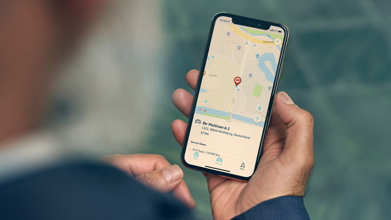 Un homme vérifie où son véhicule est garé avec l’application We Connect et le service Lieu de stationnement.