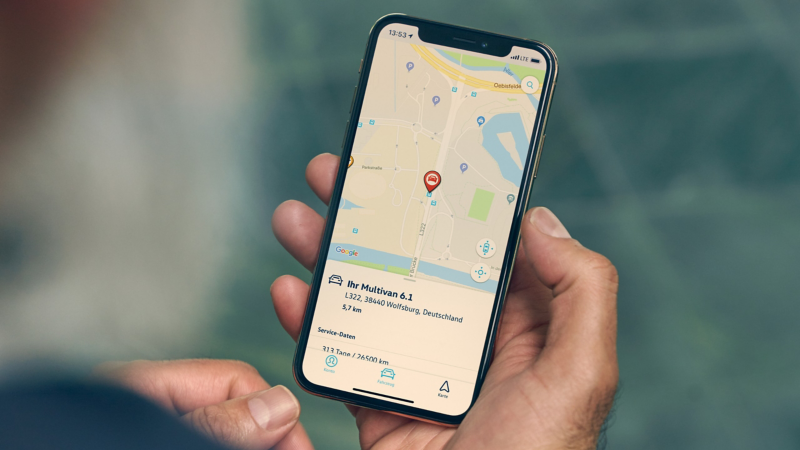 La position de stationnement du Multivan 6.1 est indiquée sur l'écran d'un téléphone mobile.