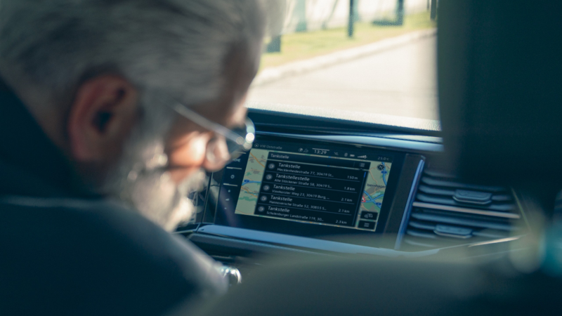 Le système de navigation d’une Volkswagen indique les stations-service et les stations de recharge les plus proches.