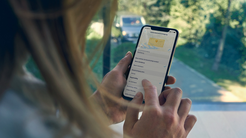 Una donna usa il servizio «Segnalazione territorio» sul proprio smartphone.