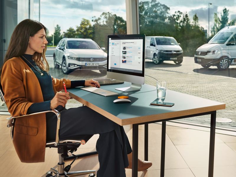 Une femme regarde sa flotte de véhicules.