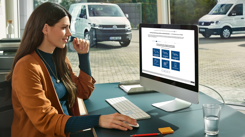 Une femme consulte le site d’information sur les subventions VW